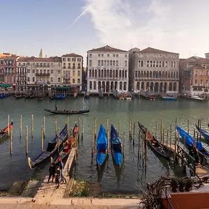 Design With Balcony On The Grand Canal R&r Apartment Venice